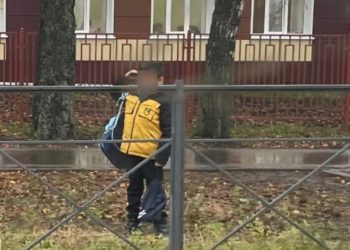 Маленький-житель-Щигры-встречает-бойцов-СВО-улыбкой-и-воинским-приветствием