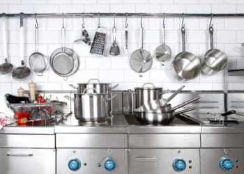 Власти-Свердловской-области-передали-кухонный-инвентарь-для-детских-садов-Макеевки