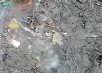 Пока-жители-Донецка-ждут-воду,-она-вытекает-на-свалку