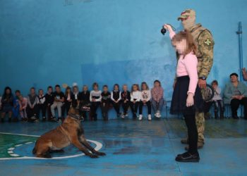 Служебная-собака-по-имени-Кира-покорила-сердца-маленьких-жителей-ДНР