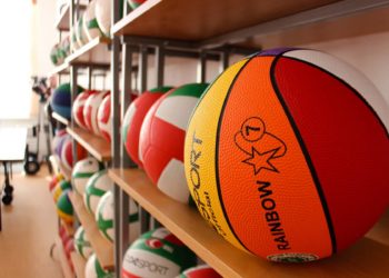 Свердловская-область-передала-спортивное-оборудование-для-лицея-Макеевки