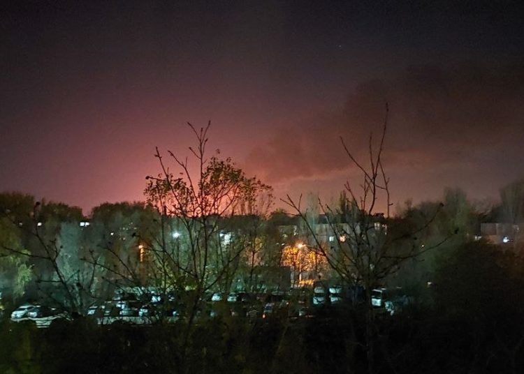 В Донецке ранены три журналиста, два сотрудника МЧС и 14 гражданских В-Донецке-ранены-три-журналиста,-два-сотрудника-МЧС-и-14-гражданских