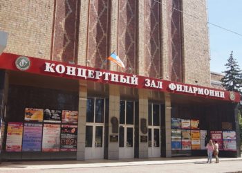 Слезы-текли-на-инструмент:-в-Донецкой-Филармонии-увековечили-память-о-погибших-коллегах