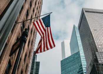 Зеленский-отдаёт-Украину-под-руководство-американской-blackrock