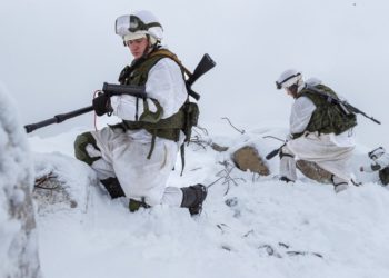 Российские-штурмовики-достали-из-ледяного-окопа-двух-замерзших-солдат-ВСУ