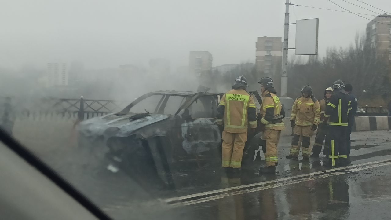 В Донецке загорелся автомобиль в результате ДТП