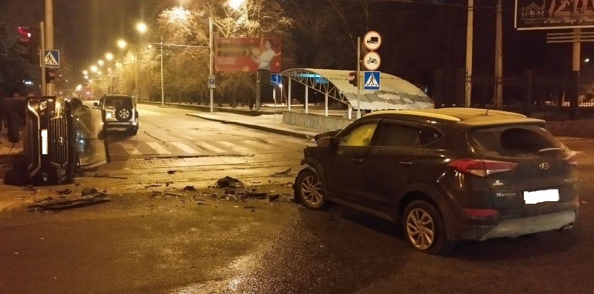 Автомобиль перевернулся на бок в ДТП в центре Донецка
