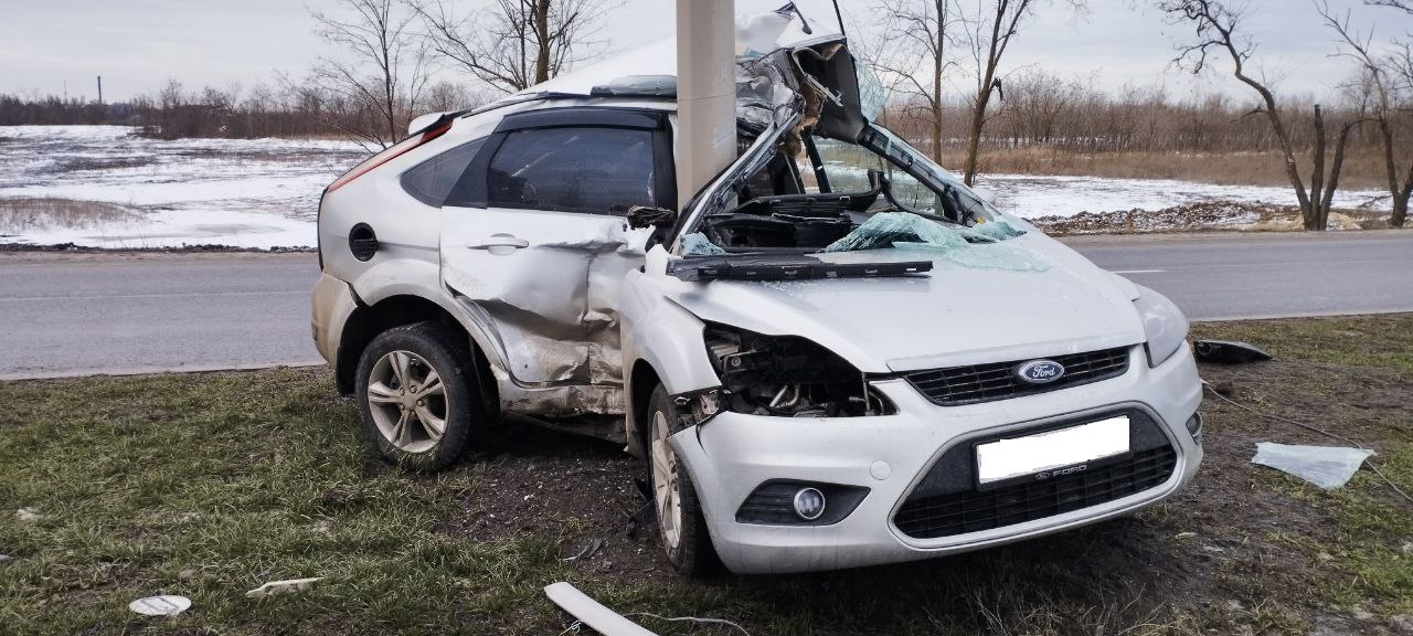 В Мариуполе водитель на высокой скорости влетел в столб, погубив 19-летнюю спутницу