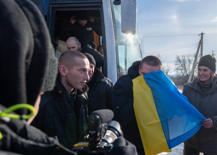 Россия и Украина провели крупный обмен пленными по формуле 195 на 195