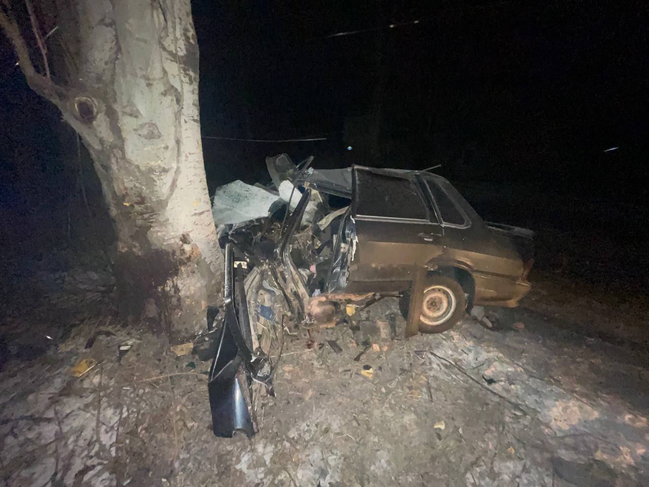 Двое погибших: «Жигули» влетели в дерево в Макеевке
