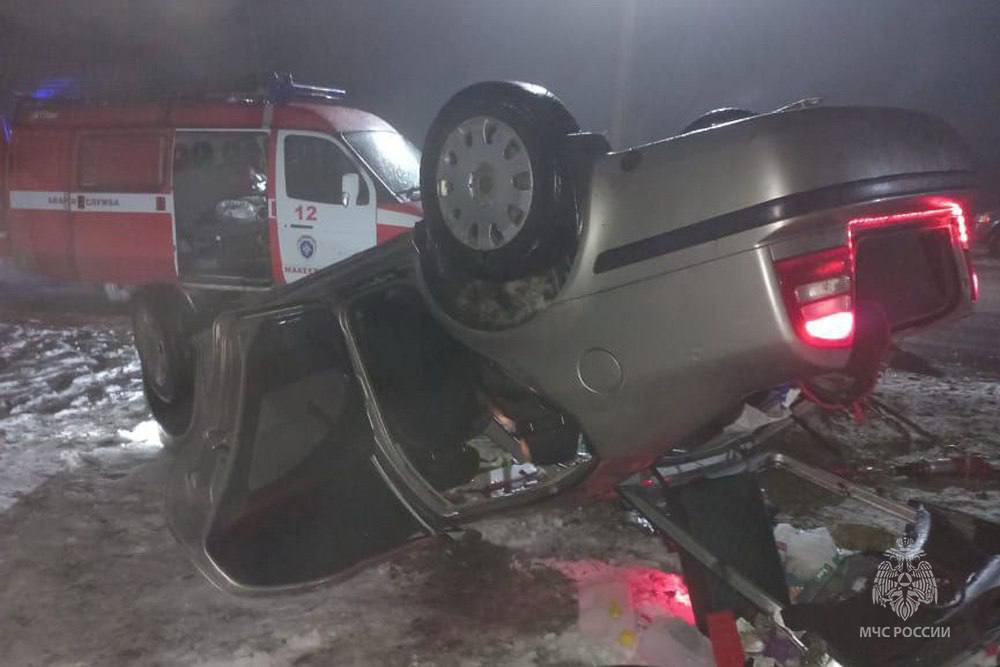В Макеевке перевернулся автомобиль, водитель застрял в салоне и погиб