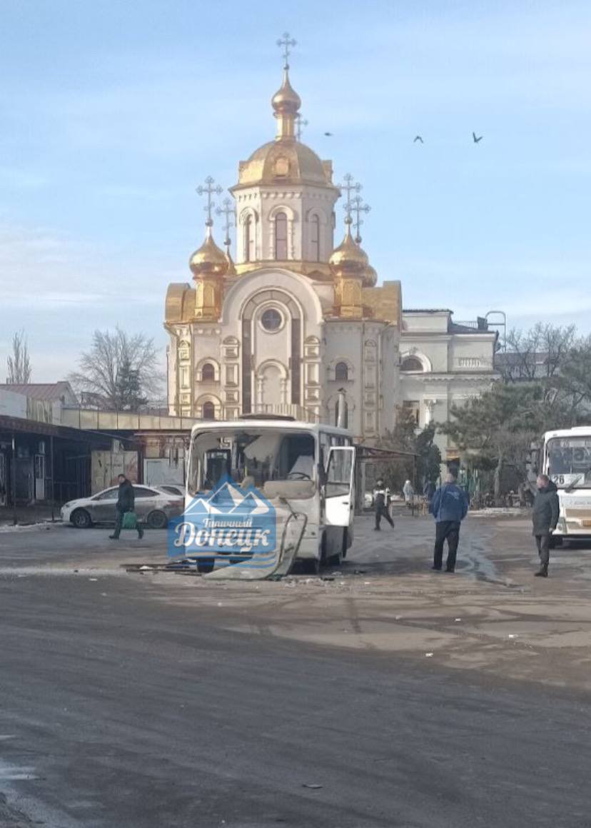 Дрон ВСУ скинул взрывчатку на автобус 70-го маршрута в Донецке
