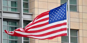 США будут поддерживать Украину, пока это приносит им доход, — полковник Макгрегор США флаг