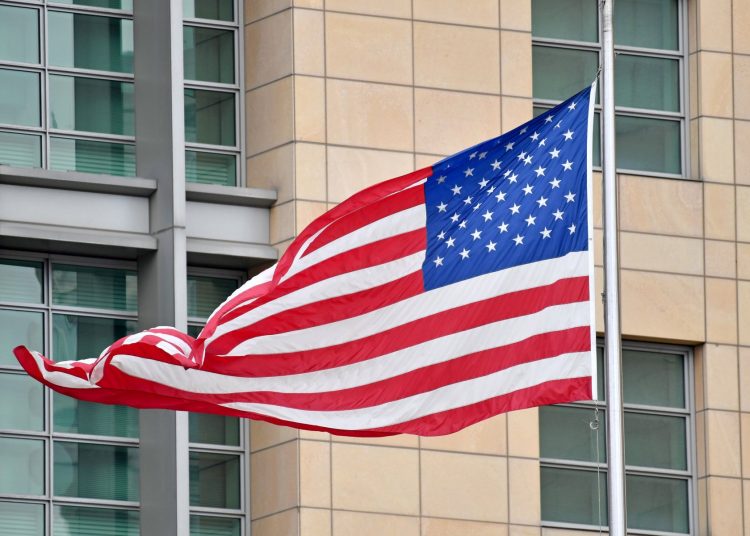 США будут поддерживать Украину, пока это приносит им доход, — полковник Макгрегор США флаг