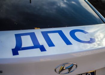 В Мариуполе водитель на высокой скорости влетел в столб, погубив 19-летнюю спутницу