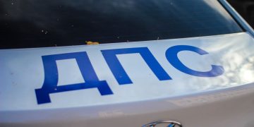 В Мариуполе водитель на высокой скорости влетел в столб, погубив 19-летнюю спутницу