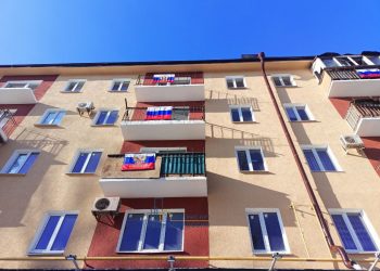 Москвичи восстанавливают дом в Ильичевском районе Мариуполя