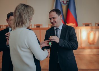 Ключи от новых квартир в Алчевске получили многодетные семьи и молодые специалисты