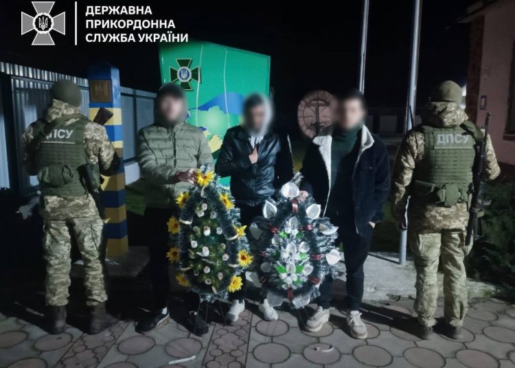 Украинцы пытались сбежать из страны с помощью похоронной атрибутики