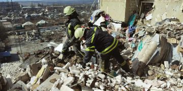 При обстреле жилого дома в Лисичанске погиб мужчина При обстреле жилого дома в Лисичанске погиб мужчина