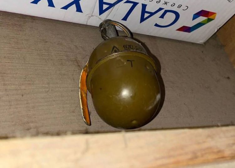 Сотрудники полиции изъяли гранату у жителя Ясиноватой Сотрудники полиции изъяли гранату у жителя Ясиноватой