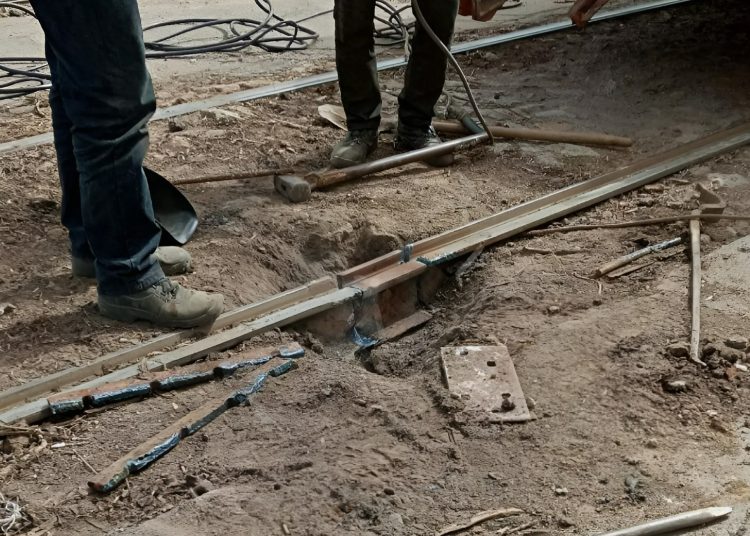 На трамвайных путях в Донецке приварили кусочек рельса На трамвайных путях в Донецке приварили кусочек рельса