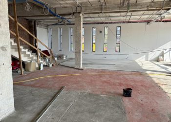 Петербургские строители продолжают восстанавливать кинотеатр в Мариуполе