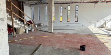 Петербургские строители продолжают восстанавливать кинотеатр в Мариуполе