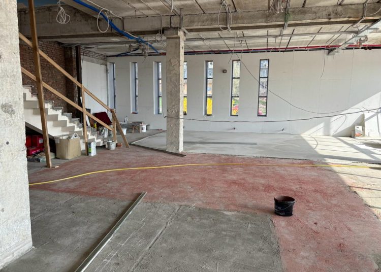 Петербургские строители продолжают восстанавливать кинотеатр в Мариуполе