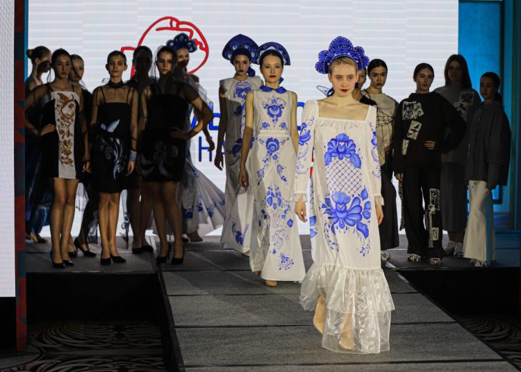 Студентки из ДНР представили свои коллекции на Российском форуме индустрии дизайна Студентки из ДНР представили свои коллекции на Российском форуме индустрии дизайна