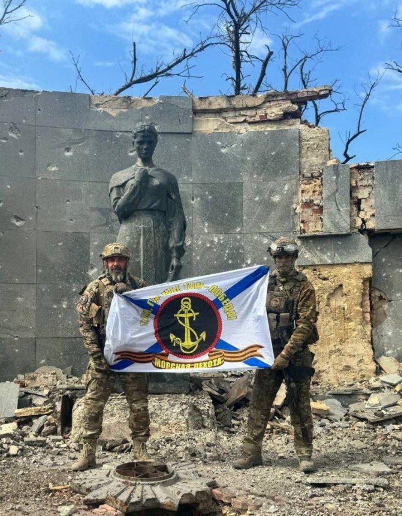ВС России водрузили флаг в Новомихайловке