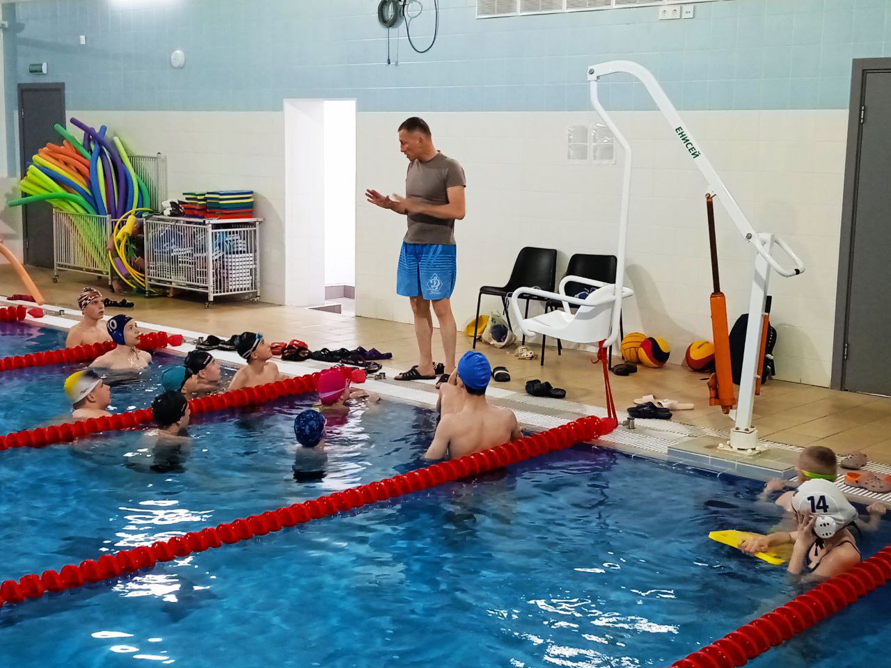 Иностранные журналисты в Донецке, новый бассейн в Дебальцево и новогодние подарки для детей Луганска. Дайджест за 16 декабря