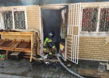 Спасатели ликвидировали пожар на рынке в Донецке