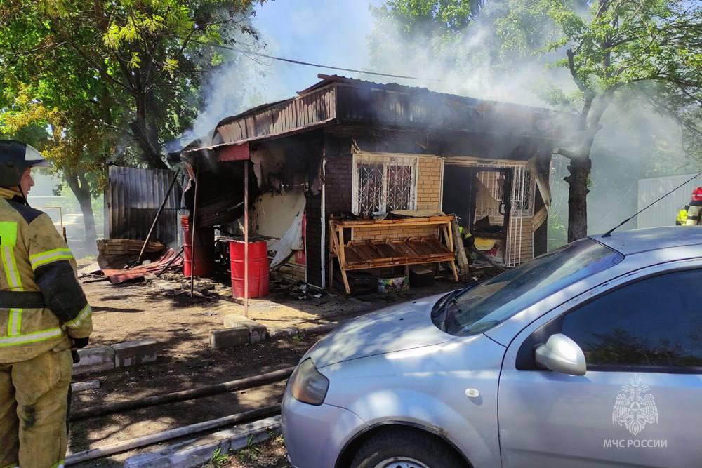 Спасатели ликвидировали пожар на рынке в Донецке