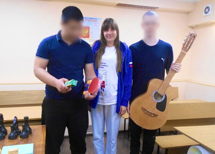 Несовершеннолетним, содержащимся под стражей в ДНР, передали подарки