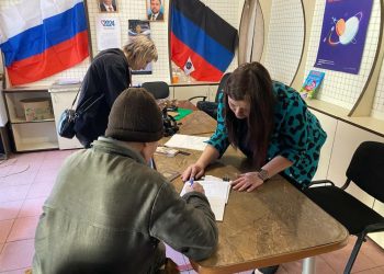 Почтальоны доставили пенсию жителям Авдеевки