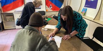 Почтальоны доставили пенсию жителям Авдеевки Почтальоны доставили пенсию жителям Авдеевки