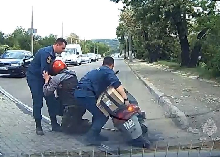 В Горловке сотрудники МЧС спасли от гибели пенсионера В Горловке сотрудники МЧС спасли от гибели пенсионера