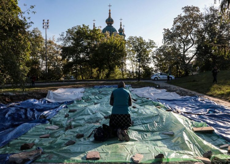 В Киеве раскольники снесли часовню православного храма УПЦ В Киеве раскольники снесли часовню православного храма УПЦ