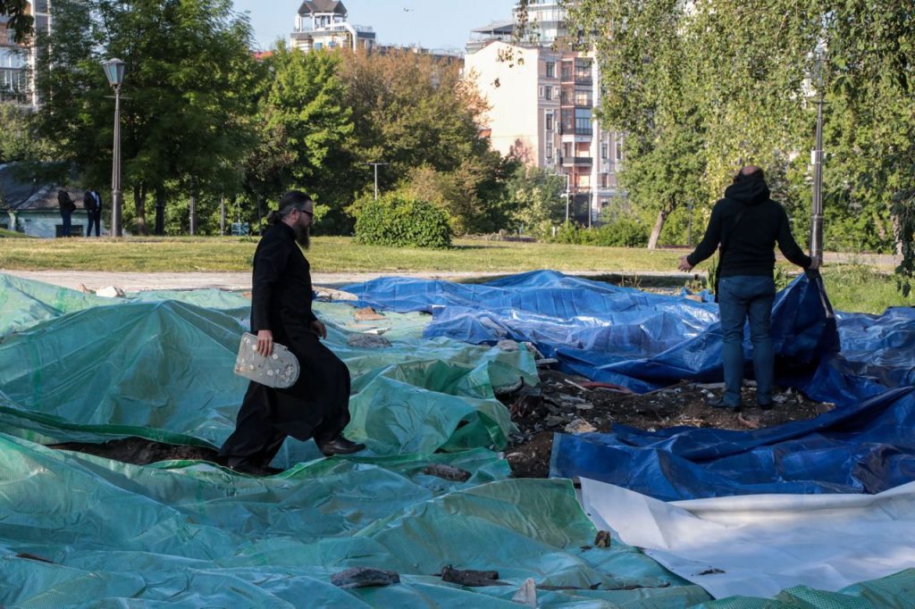 В Киеве раскольники снесли часовню православного храма УПЦ