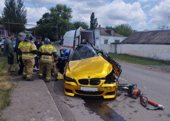 Под Донецком золотой BMW влетел в КамАЗ, есть погибшие