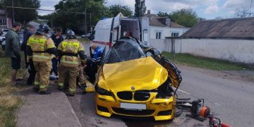 Под Донецком золотой BMW влетел в КамАЗ, есть погибшие Под Донецком золотой BMW влетел в КамАЗ, есть погибшие