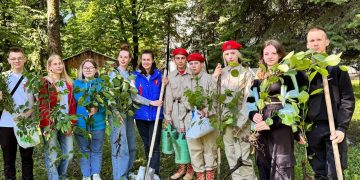 В Харцызске высадили саженцы фруктовых деревьев в честь Дня пионерии 