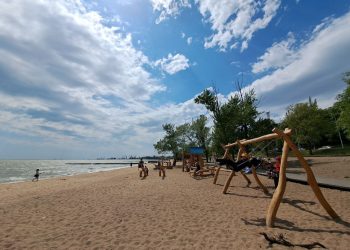 В Мариуполе благоустраивают городской пляж