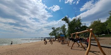 В Мариуполе благоустраивают городской пляж