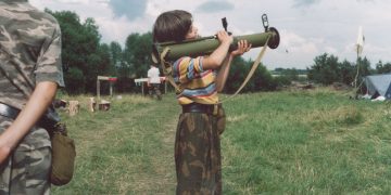 В Мариуполе трое детей пострадали при взрыве выстрела из гранатомета В Мариуполе трое детей пострадали при взрыве выстрела из гранатомета