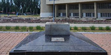 В Харькове снесли памятник российскому ученому Ломоносову В Харькове снесли памятник российскому ученому Ломоносову