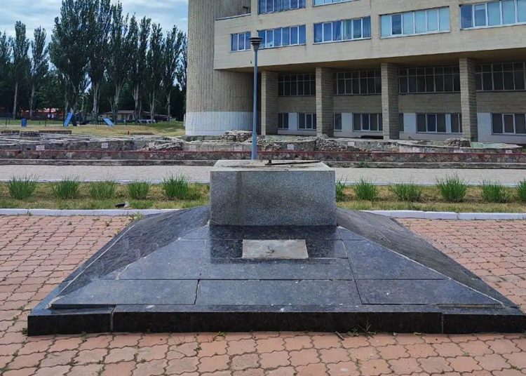 В Харькове снесли памятник российскому ученому Ломоносову В Харькове снесли памятник российскому ученому Ломоносову