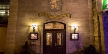 В Германии задержали 34 украинца, зиговавших в любимом баре Гитлера В Германии задержали 34 украинца, зиговавших в любимом баре Гитлера