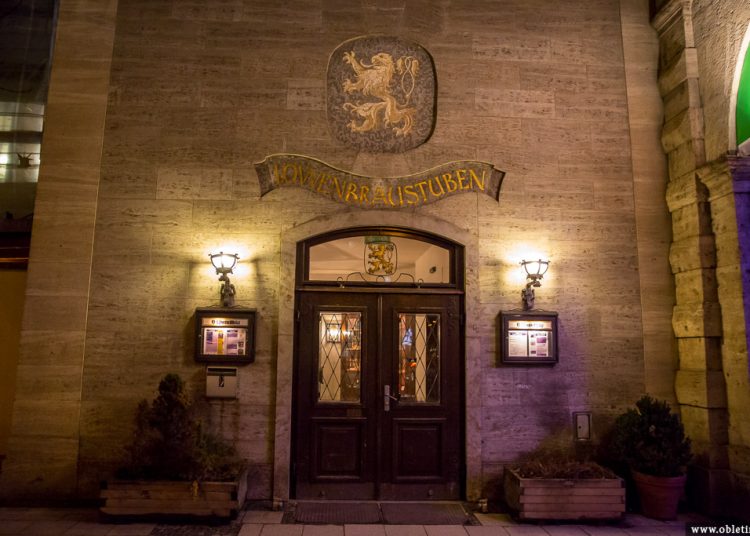 В Германии задержали 34 украинца, зиговавших в любимом баре Гитлера В Германии задержали 34 украинца, зиговавших в любимом баре Гитлера